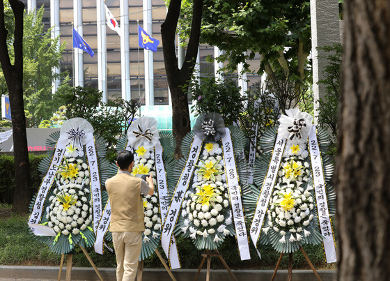 (서울=뉴스1) 이동해 기자 = 행안부의 경찰국 신설을 둘러싼 경찰 내부 반발이 확산하고 있는 25일 오전 서울 서대문구 경찰청 인근에 경찰국 신설에 반대하는 내용이 담긴 근조화환이 설치되고 있다. 2022.7.25/뉴스1