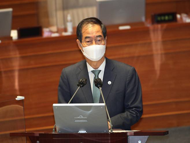 한덕수 국무총리가 25일 오후 국회 본회의장에서 열린 정치·외교·통일·안보 분야 대정부질문에서 더불어민주당 박범계 의원의 질문에 답하고 있다. 이상섭 기자