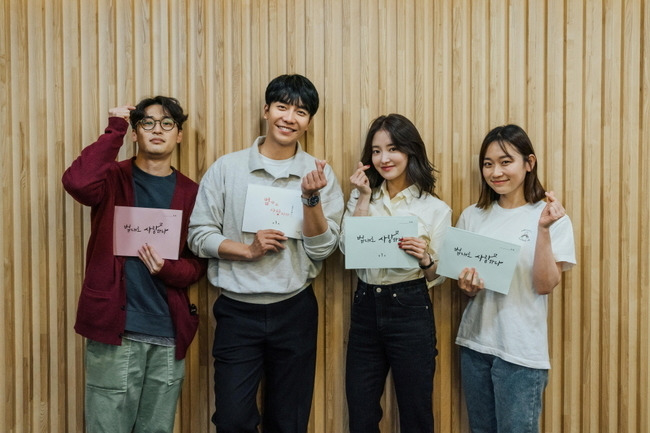 Actor Lee Seung-gi, Lee Se-young, Kim Nam-hee, Jo Han-cheol, Kim Seul-gi, Jeon Gook-hwan and Jeon No-Min have been explosing Synergy since their first meeting.KBS 2TVs new drama Love Love According to the Lawplayplayed by Jah Won-jeong/directed by Lee Eun-jin) unveiled the scene of Transcript Reading on July 25.Love According to the Law, which is scheduled to be broadcasted on August 29, is a Law Mans Drama of Kim Jung-Ho, a former prosecutor, and Kim Yoo-ri, a four-dimensional lawyer tenant.In particularLove According to the Law Law is based on the popular web novel Love According to the Law by Noh Seung-ah, who has more than 25 million views.In the script reading, which was the first person to lead the scene with soft leadership, Lee Eun-jins confident first greetings, various scenes of eye-raising were unfolded from sweet roco sensibility to consensus-based comics and emotional scenes with seriousness.First, Lee Seung-gi proved his return to the melodrama by radiating the charm of a chameleon that crosses sharp reason and warm purity by falling into Kim Yoo-ri, who was called a monster genius and Lee Se-youngs role as Kim Jung-Ho.Lee Se-young, who has emerged as a popular beauty with Red End of Clothes and Retail, expressed his character and loveliness as Kim Yoo-ri, a tenant who opened Law Cafe on the first floor of Kim Jung-Ho (Lee Seung-gi), a 4-dimensional lawyer who can not stand injustice and can not stand injustice. ...Kim Nam-hee, who took the eyes of viewers properly in Mr. Sunshine, WWW, and Netflix Sweet Home, helped the vitality of the drama by radiating comfort and surprise through Kim Jung-Ho cousin and the role of Psychiatrist Director Park Woo-jin.Kim Seul-gi, who has also been noted for his color-specific activities such as Discovery of Love, Oh My Ghost, and The Mans Memory, is the leader of the National Federation of State High School Assos 4th People and the police officer Han Se-yeon. She showed her sister beauty.Oh Dong-min, who showed off his extensive character digestion in Dr. Frisner, Kingdom, and Outgoing Table, is a chef Do Jin-gi of the Italian restaurant Noki, who is in charge of the attention and humor of the National Federation of State High School Asso. He spewed his arms out.In addition, the individualist Actor Andong Station and Kim Do-hoon, who will shine the unique character absorption power, completely transformed into Seo Eun-gang and Bae Jun, the employees of Kim Yoo-ri (Lee Se-young) Law Cafe.Andong Station, which has played a role of licorice in Sweet Home and That Year We, is a handsome face and coffee making skill, and Kim Do-hoon, who has become a hot rookie through Seo Eun-gang, has a goal, and Todays Webtoon, is a student of Law Cafe, which is sunny and cute. Law school student Bae Jun station caused disarming large dog beauty.In addition, Cho Han-cheol - Jeon Gook-hwan - Jeon No-Min - Won-hae Kim - Hwang Young-hee - Jang Hye-jin, who will be responsible for controlling the intensity of Drama with deep acting, doubled the authenticity and vitality of the drama.Lee Han-cheol, CEO of Dohan Construction, which is wrapped in veil, shook the scene with ambitious Acting, and Jeon Gook-hwan erupted a heavy charisma as a representative of the group.Jeon No-Min appeared as Kim Jung-Hos father and Seoul Central District Prosecutor Kim Seung-woon, and presented Lee Seung-gi and a different chemistry. Won-hae Kim formed Lee Se-young and Tikitaka as Hwang Dae-pyo, the law firm Kim Yoo-ri once had.Hwang Young-hee was Kim Yoo-ris mother Song Ok-ja, who was married to Lee Se-young, and Jang Hye-jin, who met Lee Se-young again after the Red End of Clothes Retail, attracted a pleasant energy by showing off his power.