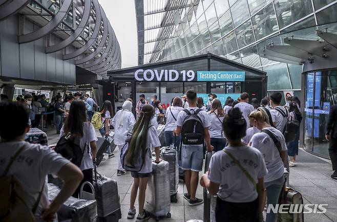 [인천공항=뉴시스] 정병혁 기자 = 코로나19가 확산되고 있는 24일 인천국제공항 1터미널 코로나19 검사센터에서 여행객들이 검사를 받기 위해 줄 서 있다. 25일부터 해외입국자는 입국 1일차에 코로나19 PCR검사를 받아야한다. 방역당국에 따르면 연재 입국 3일 이내에 받는 PCR 검사를 코로나19 확산에 따라 입국 1일 이내에 받도록 하는 강화방안을 시행하기로 했다. 6월부터 입국 3일 이내로까지 완화됐던 PCR 검사 시한이 두 달만에 다시 강화됐다. 2022.07.24. jhope@newsis.com