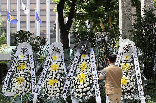 [서울=뉴시스] 권창회 기자 = 행정안전부의 경찰국 신설 관련 경찰들의 반발이 확산하고 있는 25일 오전 서울 서대문구 경찰청 인근에 경찰국 신설 관련 근조화환이 설치되고 있다. 2022.07.25. kch0523@newsis.com