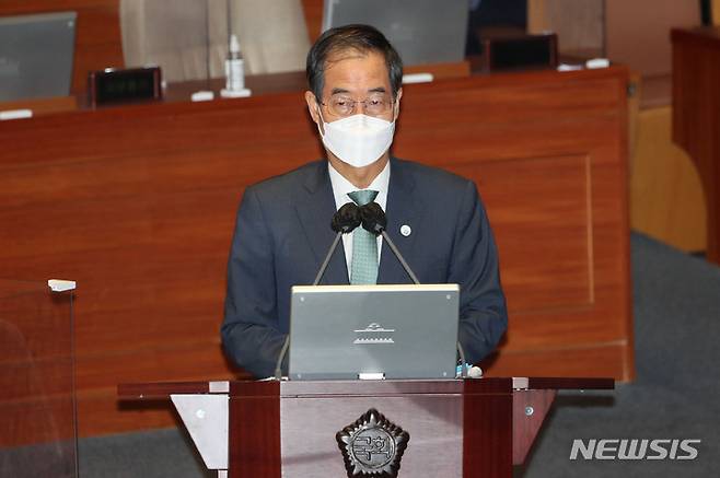 [서울=뉴시스] 김선웅 기자 = 한덕수 국무총리가 25일 오후 서울 여의도 국회 본회의장에서 열린 정치·외교·통일·안보 분야 대정부질문에서 더불어민주당 박주민 의원의 질문에 답하고 있다. (공동취재사진) 2022.07.25. photo@newsis.com