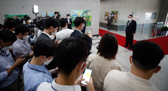 윤석열 대통령이 25일 오전 용산 대통령실에서 열린 출근길 약식 기자회견(도어스테핑)에서 취재진의 질문에 답하고 있다. 2022. 7. 25 박지환 기자