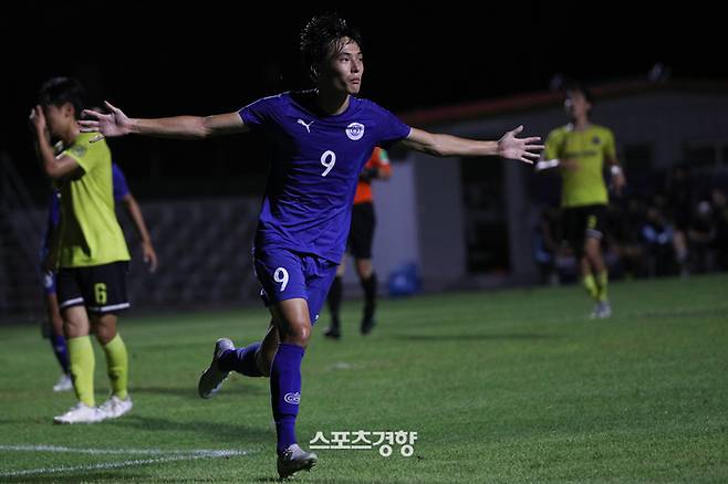 서울 상문고 박종현이 24일 경남 남해스포츠파크에서 열린 제55회 대통령금배 전국고교축구대회 서울 중동고와의 경기에서 득점한 뒤 기뻐하고 있다. 남해 | 성동훈 기자