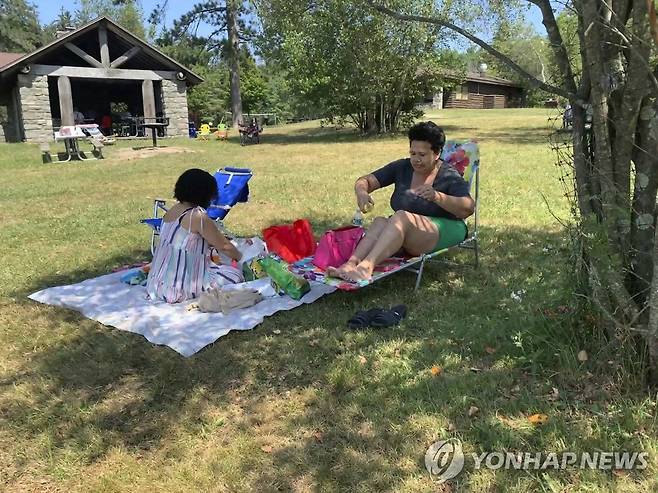 미국 펜실베이니아주의 한 공원 방문자들이 선크림을 바르는 모습 [AP=연합뉴스]