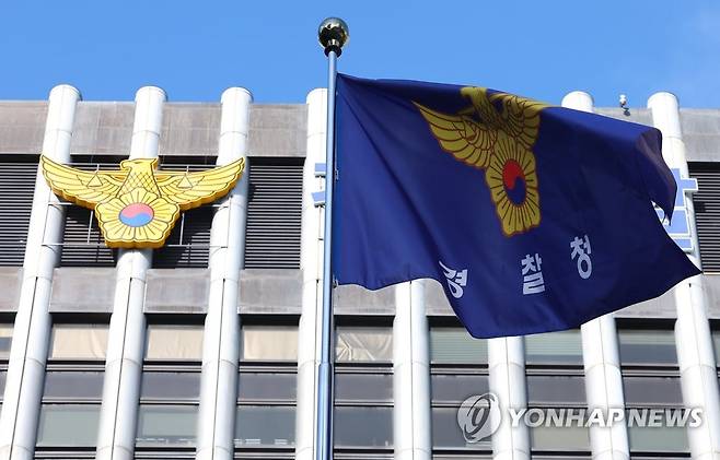 경찰국 신설 반대, 총경이어 경감·경위 회의 예고 (서울=연합뉴스) 김도훈 기자 = 경찰청이 행안부 경찰국 신설에 반대하며 전국 경찰서장 회의를 주도한 류삼영 울산중부경찰서장(총경)을 대기발령 조치함에 경찰 내부 반발이 확산하고 있는 가운데 오는 30일 경감·경위 등을 대상으로 하는 전국현장팀장회의도 예정돼 파장이 예상된다.
    사진은 25일 오전 서울 중구 경찰청 모습. 2022.7.25 superdoo82@yna.co.kr