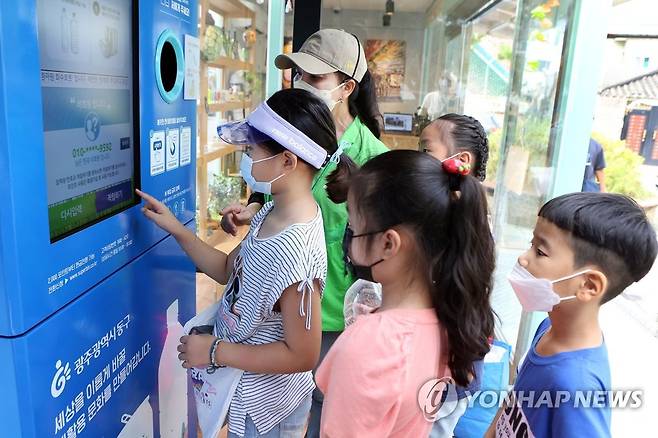 '재활용품 선별 배출 어렵지 않아요' [연합뉴스 자료사진]