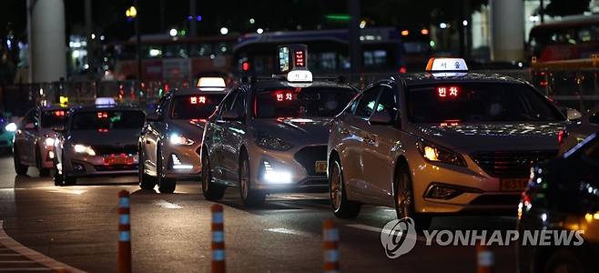 심야 택시난 해소 위해 개인택시 부제 전면 해제·강제배차 검토 [연합뉴스 자료사진]