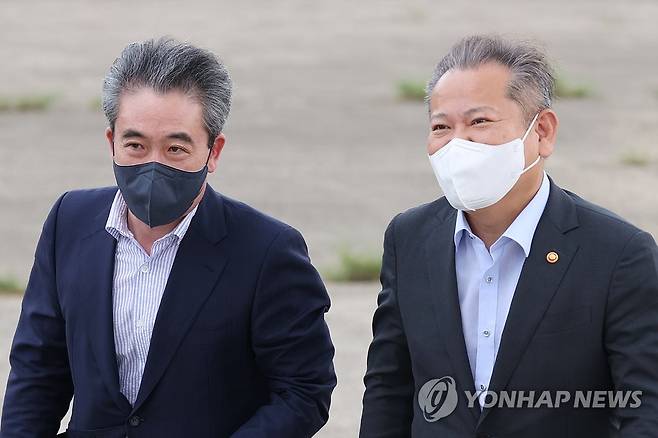 이상민 장관과 윤희근 경찰청장 후보자  이상민(오른쪽) 행정안전부 장관과 윤희근 경찰청장 후보자 [연합뉴스 자료사진]