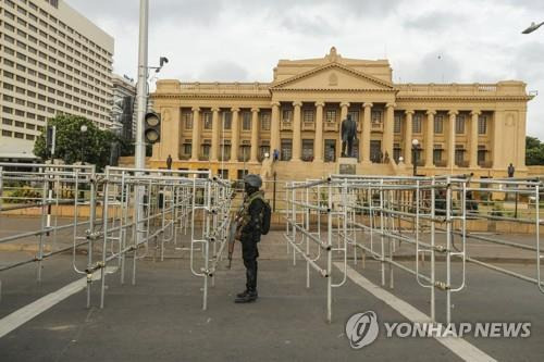 23일 스리랑카 대통령 집무동 인근에서 경계 활동 중인 군인. [EPA 연합뉴스 자료사진. 재판매 및 DB 금지]