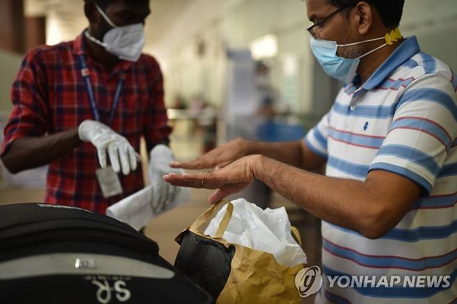 인도 공항서 원숭이두창 감염여부 검사하는 방역 요원 [EPA=연합뉴스 자료사진. 재판매 및 DB 금지]