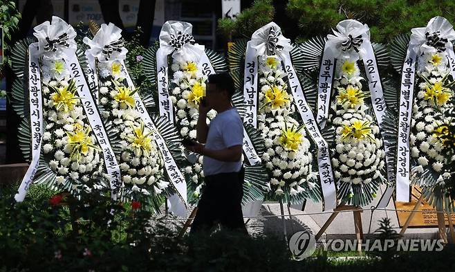 경찰청 인근 근조화환 행렬 (서울=연합뉴스) 김도훈 기자 = 행안부의 경찰국 신설을 둘러싼 경찰 내부 반발이 확산하고 있는 25일 오전 서울 서대문구 경찰청 인근에 경찰국 신설을 반대하는 근조 화환이 세워져 있다. 2022.7.25 superdoo82@yna.co.kr