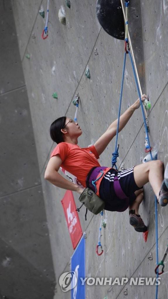 스포츠클라이밍 국가대표로 선발된 조가연 (울산=연합뉴스) 올해 스포츠클라이밍 국가대표로 선발된 조가연 선수가 울주군 영남알프스 국제클라이밍장에서 등반 훈련을 하는 모습. 2022.7.25 [울주군 제공.재판매 및 DB 금지]     leeyoo@yna.co.kr