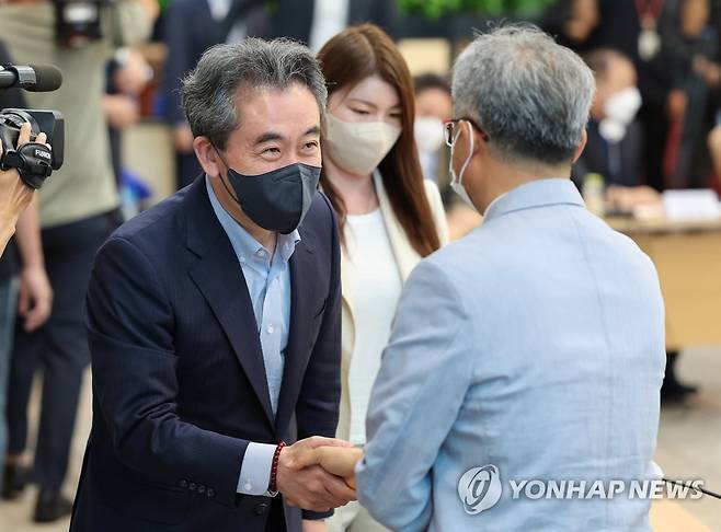 경찰청장 후보자, 경찰직협 대표들과 간담회 (서울=연합뉴스) 한상균 기자 = 윤희근 경찰청장 후보자가 21일 서대문구 경찰청에서 전국경찰직장협의회 대표단을 만나고 있다. 경찰직협은 25일부터 경찰국 신설 반대 대국민 홍보전을 할 계획이다. 2022.7.21 xyz@yna.co.kr