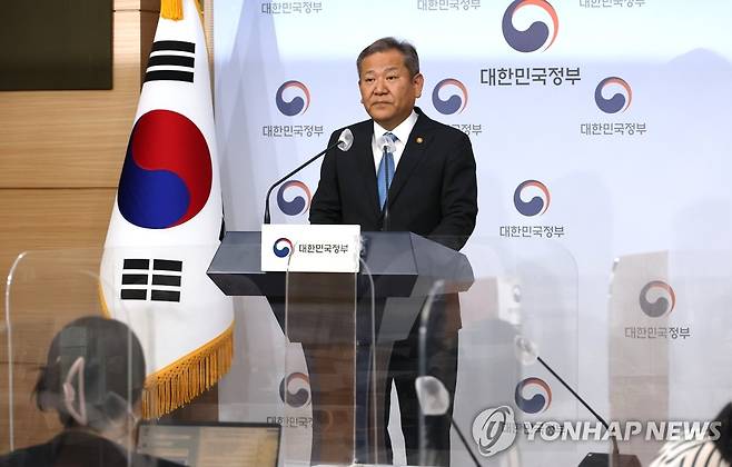 입장 밝히는 이상민 장관 (서울=연합뉴스) 김승두 기자 = 이상민 행정안전부 장관이 25일 오전 정부서울청사 브리핑실에서 최근 경찰서장 회의에 대한 입장을 말하고 있다. 
    이 장관은 이날 오전 정부서울청사로 출근하며 연합뉴스 기자와 만나 경찰국 추진에 반대하는 전국 경찰서장 회의를 두고 '하나회의 12·12 쿠데타'에 준하는 상황이라며 작심하고 비판했다. 2022.7.25 kimsdoo@yna.co.kr