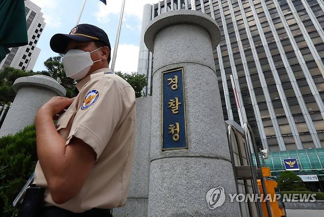 경찰국 신설 반대, 총경이어 경감·경위 회의 예고 (서울=연합뉴스) 김도훈 기자 = 경찰청이 행안부 경찰국 신설에 반대하며 전국 경찰서장 회의를 주도한 류삼영 울산중부경찰서장(총경)을 대기발령 조치함에 경찰 내부 반발이 확산하고 있는 가운데 오는 30일 경감·경위 등을 대상으로 하는 전국현장팀장회의도 예정돼 파장이 예상된다.
    사진은 25일 오전 서울 서대문구 경찰청 모습. 2022.7.25 superdoo82@yna.co.kr