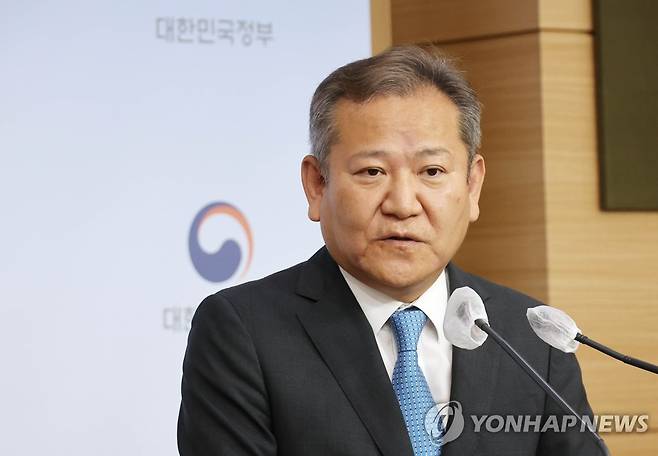 이상민 장관, 경찰서장 회의 관련 입장 발표 (서울=연합뉴스) 김승두 기자 = 이상민 행정안전부 장관이 25일 오전 정부서울청사 브리핑실에서 최근 경찰서장 회의에 대한 입장을 말하고 있다. 
    이 장관은 이날 오전 정부서울청사로 출근하며 연합뉴스 기자와 만나 경찰국 추진에 반대하는 전국 경찰서장 회의를 두고 '하나회의 12·12 쿠데타'에 준하는 상황이라며 작심하고 비판했다. 2022.7.25 kimsdoo@yna.co.kr