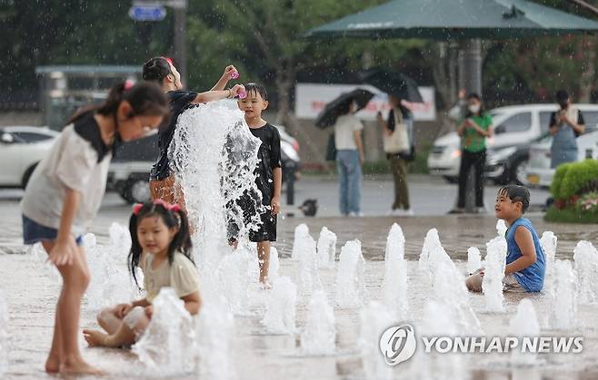 지난 22일 서울광장 분수대 [연합뉴스 자료 사진]