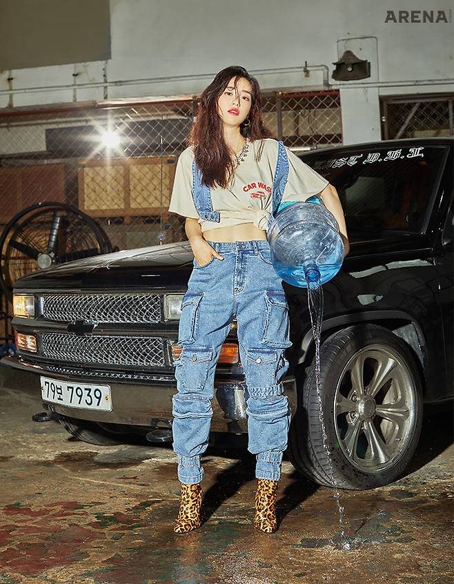 허리를 묶어서 연출한 루즈 핏의 빈티지 로고 그래픽 디자인 티셔츠는 CRAZY CAR WASH CREW. 티셔츠 위에 레이어드한 블루 워싱 데님 브라 탑, 데님 소재의 포켓 데님 팬츠는 모두 STHU. 볼드한 네크리스와 시스루 글러브, 송치 소재의 레오파드 앵클 부츠는 에디터 소장품.