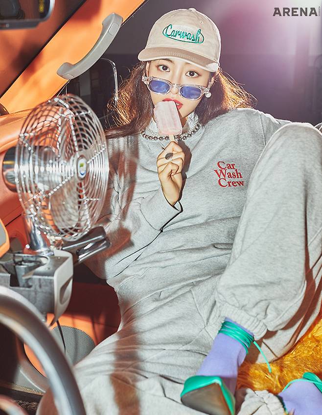 자연스러운 워싱의 컬러가 매력적인 빈티지 소프트 타입 볼캡, 활용도가 좋은 스타일리시한 그레이 컬러 스웨트 셋업은 모두 크레이지 카 워시 크루. 블루 컬러 렌즈가 더해진 투명 프레임의 선글라스는 PROJEKT PRODUKT. 이너로 레이어드된 러플 디테일의 화이트 셔츠와 이어링, 링, 네크리스, 삭스와 슈즈 모두 에디터 소장품.