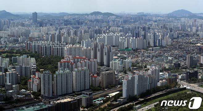 전국 '대장주' 아파트값이 2년 2개월 만에 하락 전환했다. 25일 KB부동산 리브온에 따르면 7월 'KB선도아파트 50지수'(이하 선도50지수)는 101.18을 기록, 직전 6월 101.42보다 0.24포인트(p) 하락했다. 선도 50지수가 전월 대비 하락한 것은 2020년 5월(-0.64%) 이후 2년 2개월 만에 처음이다. 사진은 이날 서울 영등포구 여의도 63아트에서 바라본 도심 아파트 모습. 2022.7.25/뉴스1 © News1 황기선 기자