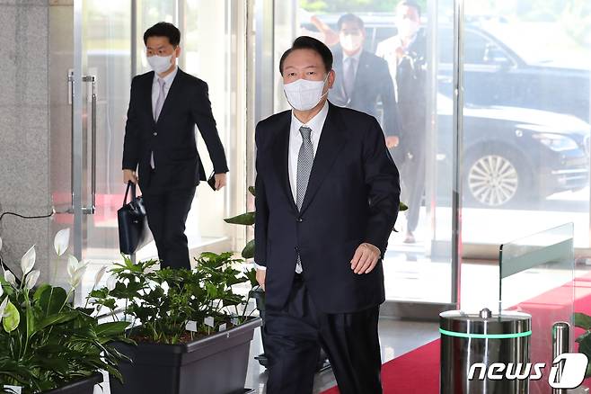 윤석열 대통령이 25일 오전 용산 대통령실로 출근하고 있다. 2022.7.25/뉴스1 © News1 안은나 기자