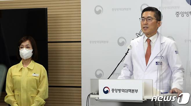 이필수 대한의사협회 회장이 26일 오전 충북 청주시 오송읍 질병관리청에서 코로나 19 재유행 대비 국민협조 권고문을 발표하고 있다. 2022.7.26/뉴스1 © News1 김기남 기자