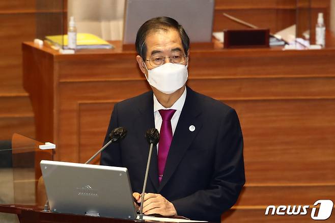 한덕수 국무총리가 26일 오후 서울 여의도 국회 본회의장에서 열린 경제 분야 대정부질문에서 신동근 더불어민주당 의원의 질의에 답변하고 있다. (공동취재) 2022.7.26/뉴스1 © News1 이재명 기자