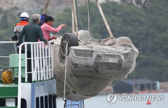 지난달 29일 오전 전남 완도군 신지면 송곡선착장 인근 방파제에서 경찰이 10ｍ 바닷속에 잠겨있는 조유나양 가족의 차량을 인양하고 있다./연합뉴스