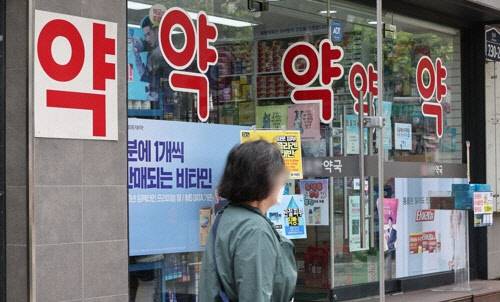 코로나19 재유행으로 감기약 수요가 늘고 있는 17일 오후 서울 시내의 한 약국 모습. <연합뉴스>