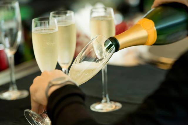 전용 잔에 담긴 스파클링 와인. 스파클링 와인은 스틸 와인과는 달리 기포가 있다. 와인에 이산화탄소가 녹아 있기 때문이다. 게티이미지뱅크