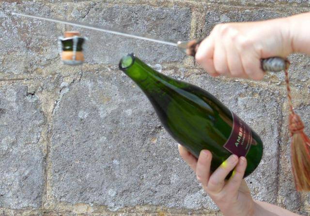 사브라주는 프랑스 군대에서 사용하던 검 ‘사브르’로 샴페인 마개를 오픈하는 것을 말한다. 나폴레옹 군대에서 유래했다고 알려졌다. 암브리엘 와이너리 홈페이지