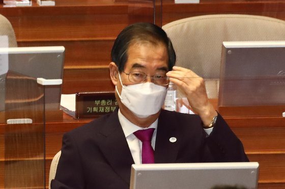 한덕수 국무총리가 26일 국회 본회의장에서 열린 경제 분야 대정부질문에 참석해 안경을 만지고 있다. 김상선 기자