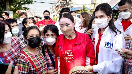 탁신 친나왓 전 태국 총리의 막내딸인 패통탄 친나왓(가운데)이 지난 5월 방콕에서 열린 푸어타이당 거리 유세에 나가 지지자들에게 둘러싸여 있다. AFP=연합뉴스