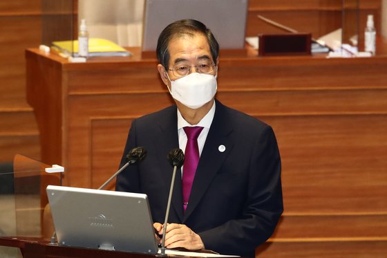 한덕수 국무총리가 26일 국회 본회의장에서 열린 경제 분야 대정부질문에서 더불어민주당 신동근 의원의 질문에 답변하고 있다. 2022.07.26 김상선 기자