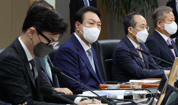 윤석열 대통령이 국무회의에서 발언을 하고 있다.  왼쪽은 한동훈 법무부 장관. 연합뉴스