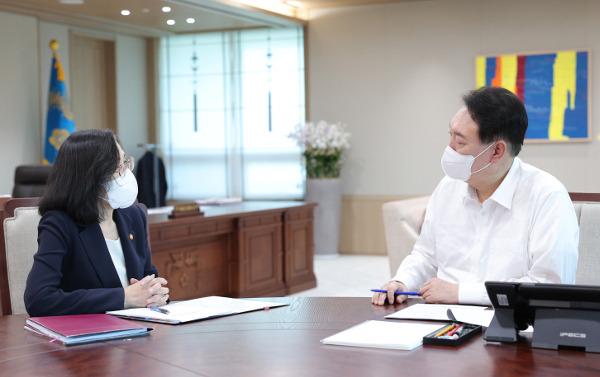 윤석열 대통령이 25일 서울 용산 대통령실 청사 집무실에서 김현숙 여성가족부 장관으로부터 부처 업무보고를 받고 있다. 대통령실 제공