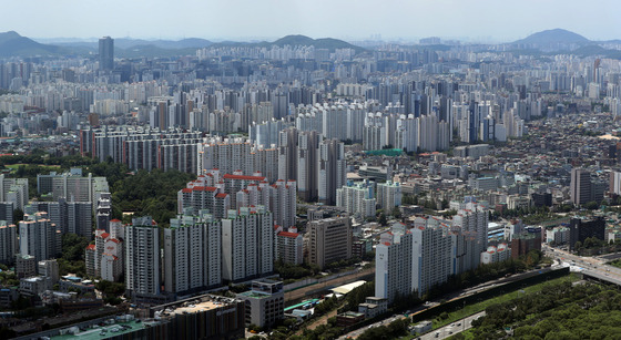 (서울=뉴스1) 황기선 기자 = 전국 '대장주' 아파트값이 2년 2개월 만에 하락 전환했다.   25일 KB부동산 리브온에 따르면 7월 'KB선도아파트 50지수'(이하 선도50지수)는 101.18을 기록, 직전 6월 101.42보다 0.24포인트(p) 하락했다.  선도 50지수가 전월 대비 하락한 것은 2020년 5월(-0.64%) 이후 2년 2개월 만에 처음이다.  사진은 이날 서울 영등포구 여의도 63아트에서 바라본 도심 아파트 모습.  2022.7.25/뉴스1