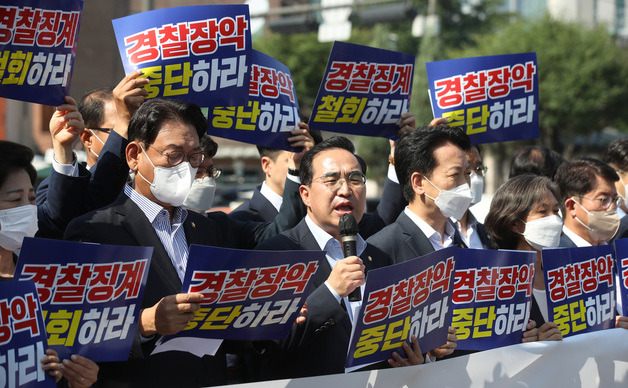 박홍근 더불어민주당 원내대표(가운데)와 지도부가 26일 오전 서울 용산구 대통령 집무실 인근에서 윤석열 정권 경찰 장악 규탄 기자회견을 하고 있다. 2022.7.26/뉴스1