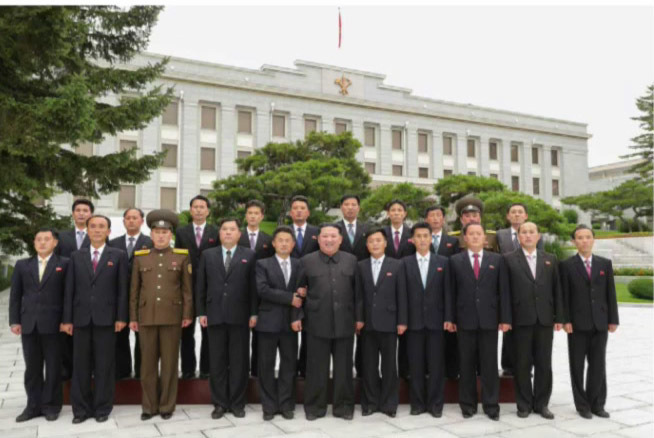 [서울=뉴시스] 북한 조선중앙TV는 김정은 조선노동당 총비서 겸 국무위원장이 당 각급 당 위원회 조직부 당 생활 지도 부문 일꾼 특별 강습회 참가자들과 기념촬영을 했다고 9일 보도했다. (사진 = 조선중앙TV 캡처) 2022.07.09. photo@newsis.com *재판매 및 DB 금지