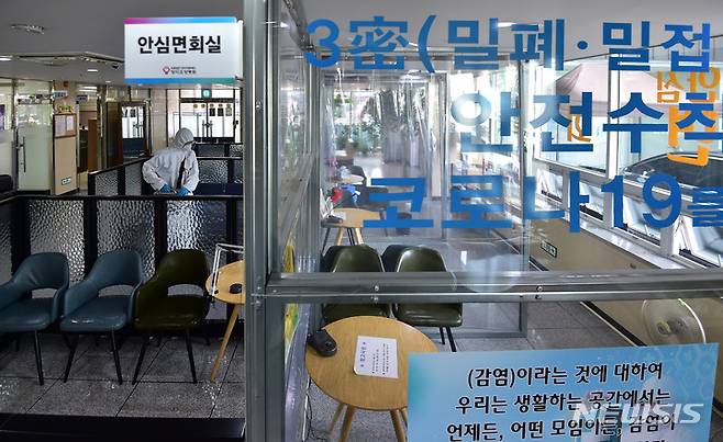 [경산=뉴시스] 이무열 기자 = 코로나19 신규 확진자 급증으로 요양병원 및 요양시설 등의 대면 면회가 금지된 지난 25일 오후 경북 경산시 옥산동 양지요양병원 안심면회실에서 병원 관계자가 비접촉 면회를 앞두고 소독 작업을 하고 있다. 2022.07.26. lmy@newsis.com