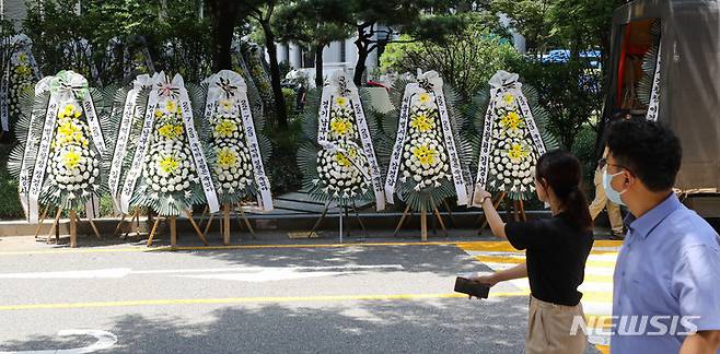 [서울=뉴시스] 권창회 기자 = 행정안전부의 경찰국 신설 관련 경찰들의 반발이 확산하고 있는 25일 오전 서울 서대문구 경찰청 인근에 경찰국 신설 관련 근조화환이 설치되고 있다. 2022.07.25. kch0523@newsis.com