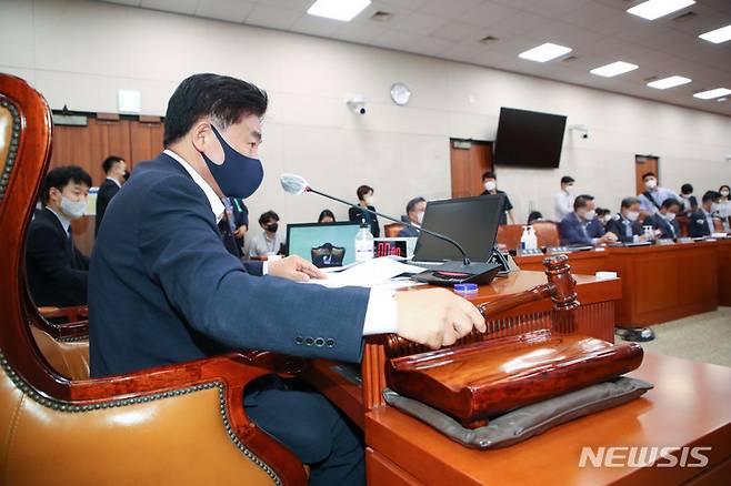 [서울=뉴시스] 김선웅 기자 = 소병훈 국회 농림축산식품해양수산위원장이 26일 서울 여의도 국회에서 열린 농해수위 전체회의를 주재하고 있다. 2022.07.26. mangusta@newsis.com