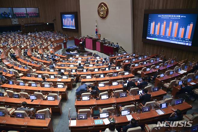 [서울=뉴시스] 최진석 기자 = 한덕수 국무총리가 26일 오후 국회에서 열린 경제 분야 대정부질문에서 신동근 더불어민주당 의원의 법인세 세율과 관련한 질의에 답하고 있다. (공동취재사진) 2022.07.26 photo@newsis.com