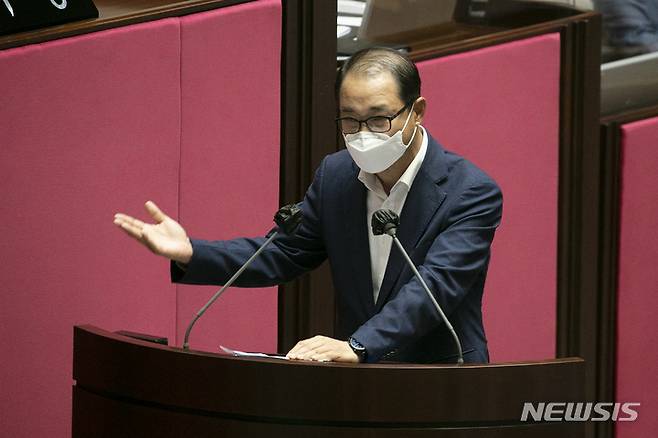 [서울=뉴시스] 김선웅 기자 = 이성만 더불어민주당 의원이 26일 오후 서울 여의도 국회 본회의장에서 열린 경제 분야 대정부 질문에서 추경호 부총리 겸 기획재정부 장관에게 질문을 하고 있다. (공동취재사진) 2022.07.26. photo@newsis.com