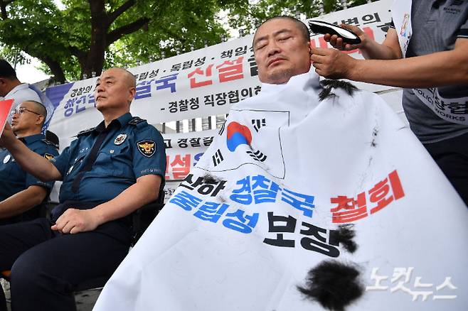 전국경찰직장협의회 민관기 충북 청주흥덕경찰서 직협회장 등 각 4개 경찰서 직협회장들이 4일 오전 서울 서대문구 경찰청 앞에서 행정안전부 경찰국 신설 정책 철회를 요구하는 호소문을 발표한 뒤 삭발하고 있다. 류영주 기자