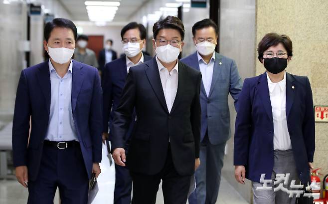 국민의힘 권성동 당대표 직무대행 겸 원내대표가 지난 25일 서울 여의도 국회에서 열린 최고위원회의에 참석하고 있다. 왼쪽부터 성일종 정책위의장, 권성동 직무대행, 조수진 최고위원. 윤창원 기자