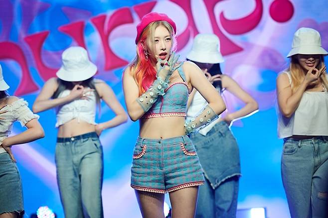 헤즈가 신곡 '츄릅!' 무대를 하고 있다. 멜로우엔터테인먼트 제공