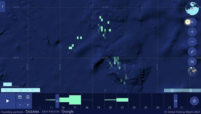 국제 비영리단체 ‘글로벌 어로 감시’(Global Fishing Watch·GFW)가 운영하는 웹사이트를 통해 확인해보니 당시 해당 해역에서는 중국과 대만의 오징어잡이 원양어선 몇 척이 조업 중이었다. / 사진=글로벌 어로 감시 웹사이트