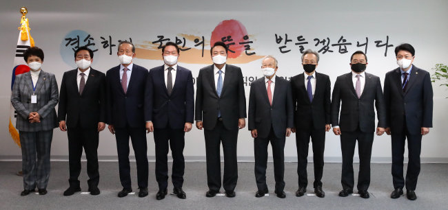 3월 21일 윤석열 당시 대통령 당선인이 서울 종로구 통의동 대통령직인수위원회에서 열린 경제 6단체장과의 오찬 회동에 앞서 기념 촬영을 하고 있다. 왼쪽부터 김은혜 인수위 대변인, 김기문 중기중앙회장, 허창수 전경련 회장, 최태원 대한상의 회장, 윤 대통령 당선인, 손경식 경총 회장, 최진식 중경련 회장, 구자열 무협 회장, 장제원 당선인 비서실장. [뉴시스]